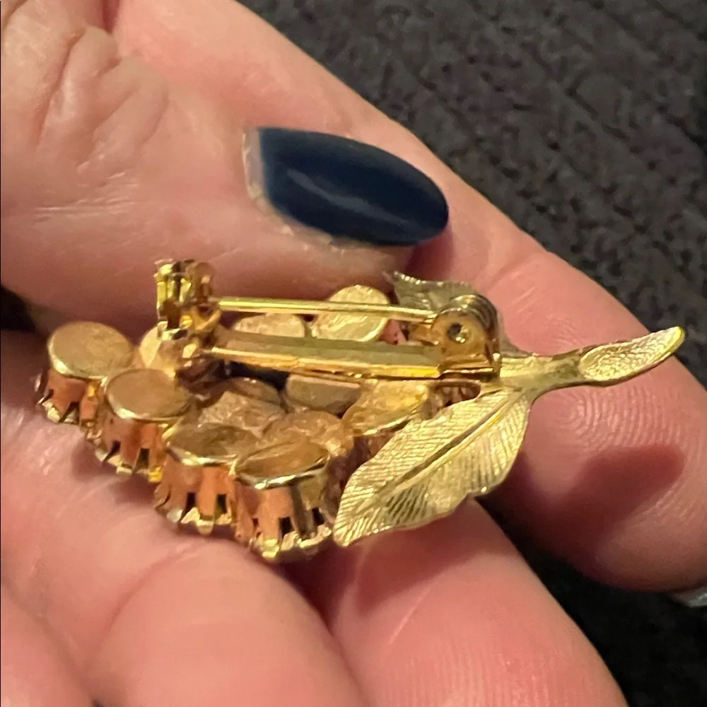 VINTAGE JEWELRY - 1960s Grapes White Rhinestone Crystal Gold Plated Brooch Pin